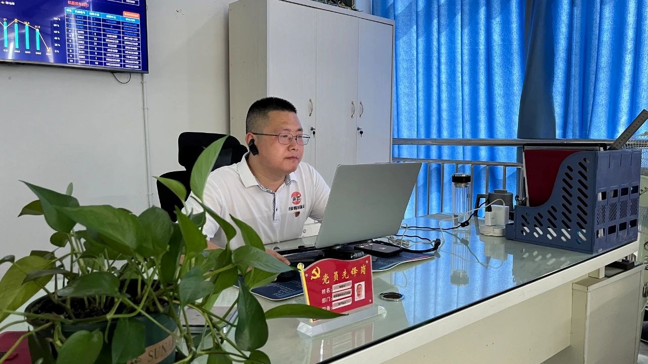 尊龙时凯圣地孕育纬编工匠，，，创新劳务助力人才振兴！！！记尊龙时凯智能科技集团“尊龙时凯袜业工匠”劳务品牌代言人林国龙